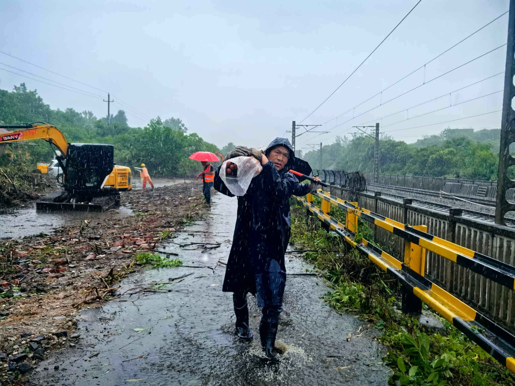 武铁：鏖战暴雨保畅通 坚守担当护安澜