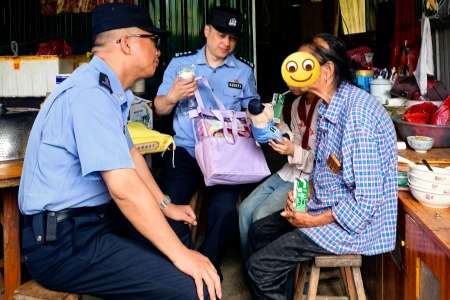 铁皮房里的"警察妈妈"：畲乡民警为困境女童扎起小辫