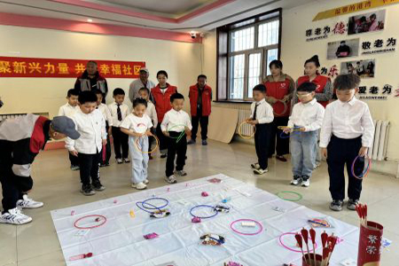 "骑手爸爸"放下外卖箱 陪娃闯关过"六一"