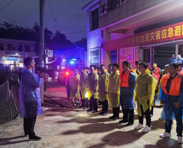 闻&ldquo;汛&rdquo;而动 夜间演练守平安&mdash;&mdash;九龙岭镇开展夜间山洪地质灾害应急避险演练