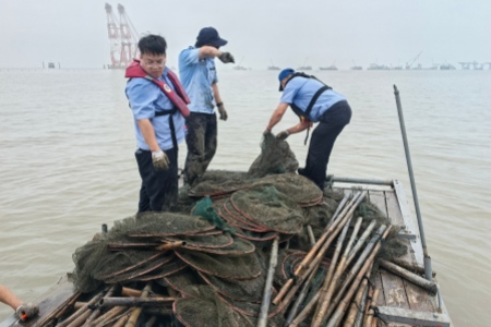 厦门海渔执法强力拆除违规网具 严格落实伏休监管