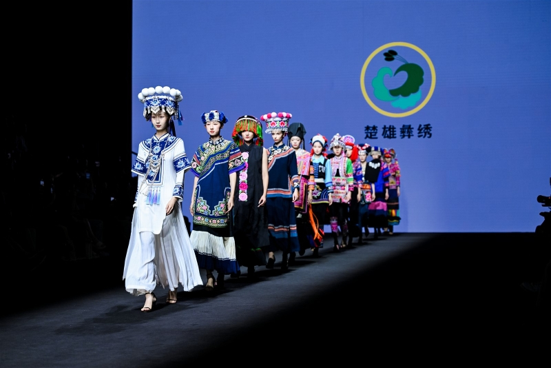 千年彝绣对话世界杯：楚雄非遗叩响全球体育文化新大门