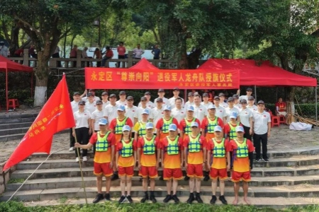 永定河畔军魂不改 退役军人龙舟队授旗备战端午竞渡