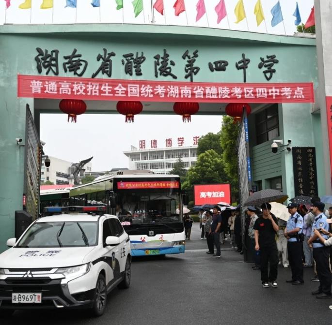 警车挂"985"、民警编"033211"- 醴陵公安花式护考，考生抢着摸车牌求好运