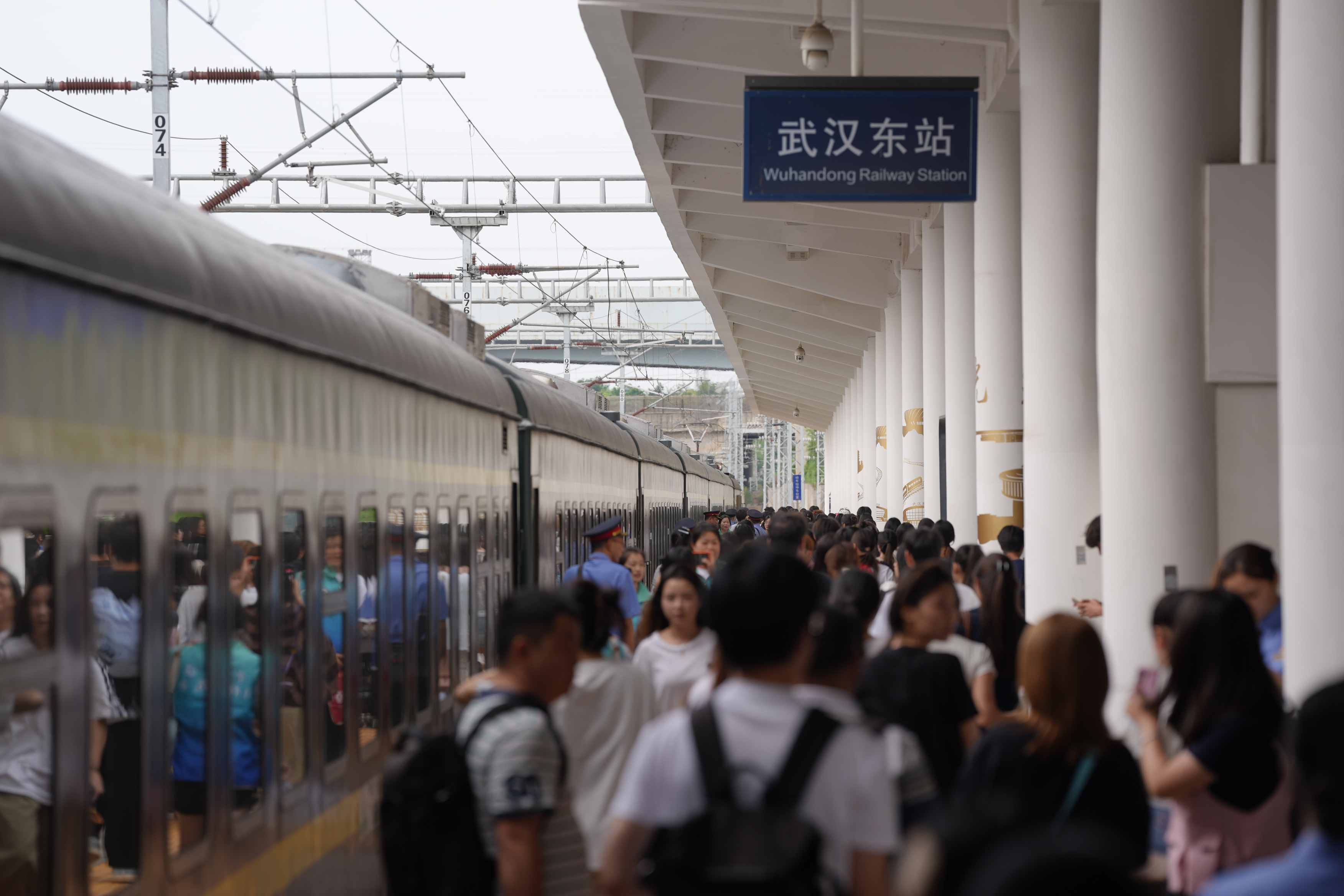 高校学子毕业行 打卡武汉慢旅环线列车