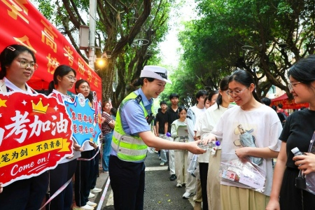 15年守护同一批孩子从入园到高考：福安&ldquo;荧光绿&rdquo;女警交上初心答卷