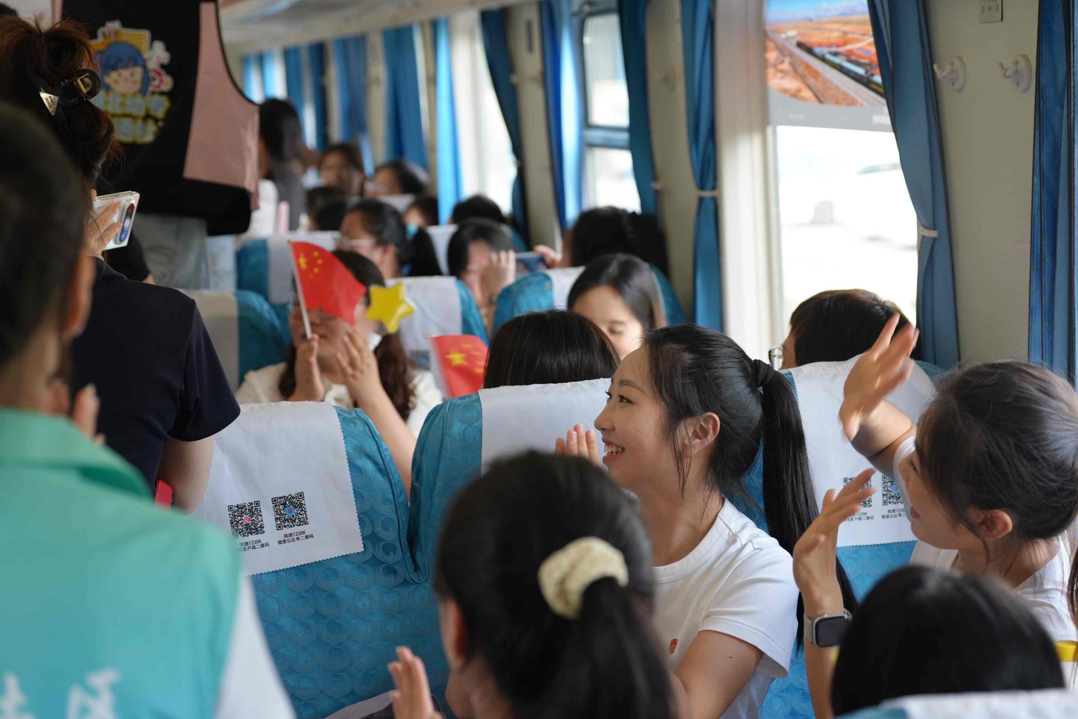 高校学子毕业行 打卡武汉慢旅环线列车