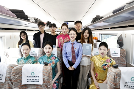 逐梦启航 一路同行 | 大连客运段G8111次列车上&ldquo;毕业礼&rdquo;温暖启程