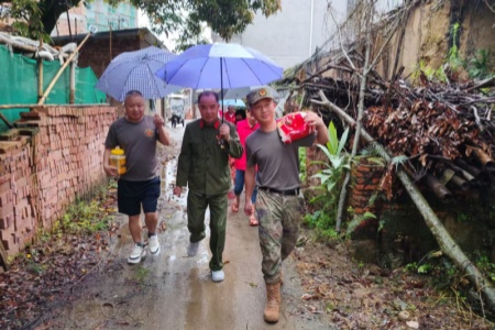 福建安溪：老兵书画院冒雨入村送暖 退役不褪色践初心