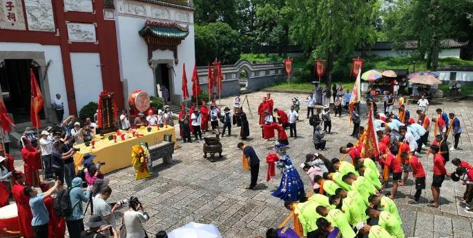 赛前祭屈原！湖南龙舟超级联赛总决赛开赛在即，各队屈子祠行礼溯文脉