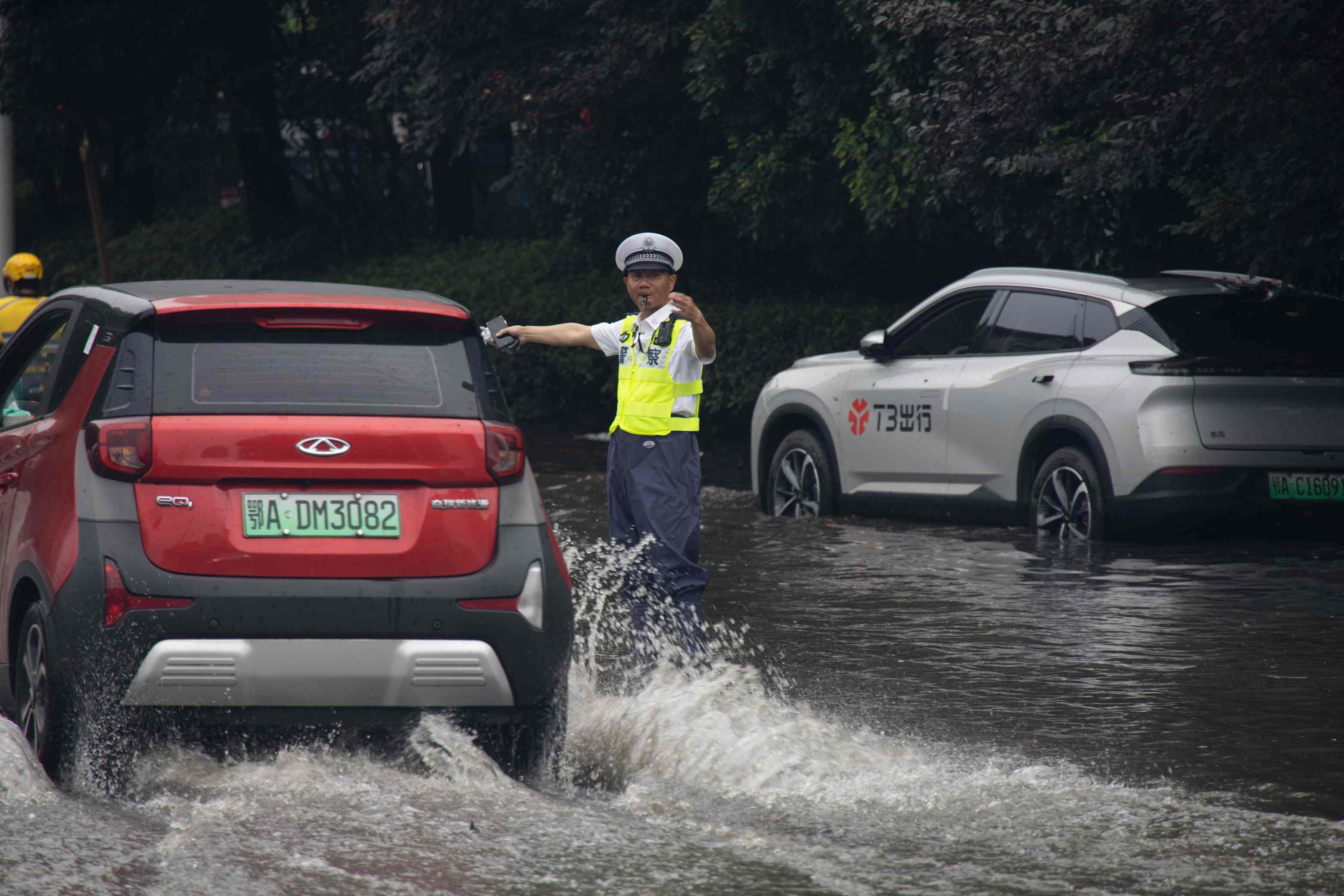 端午首日遇强降雨！武昌交警全力保障出行安全