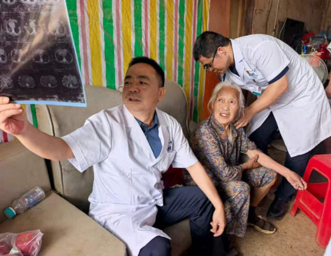 专家义诊送到民族村家门口 - 湖南邵东推动优质医疗资源下沉基层