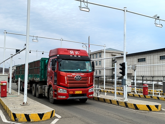 货运破60万吨 通关增12.3%，绥芬河公路口岸跑出向北开放"加速度"
