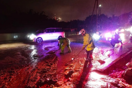 福安交管连夜奋战暴雨险情 104国道滑坡路段紧急抢通