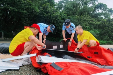 福安坂中派出所启动夏季防溺水专项行动 警援联动守护富春溪水域安全