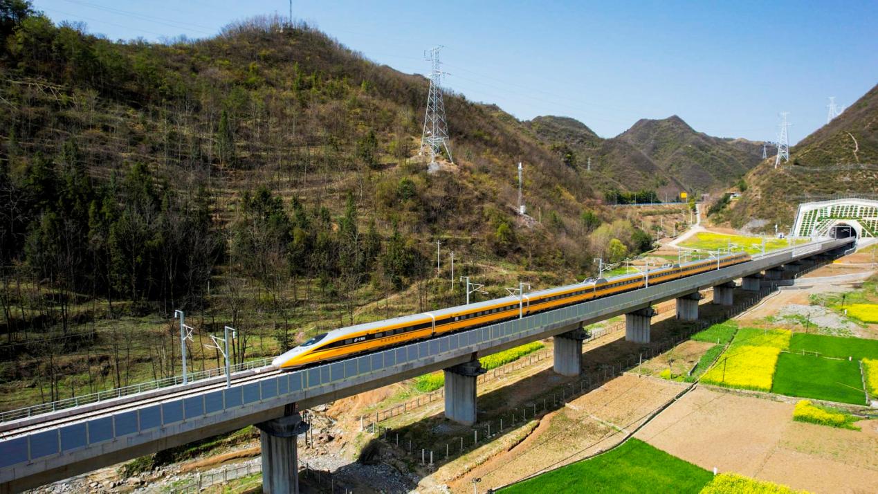 中国铁建电气化局：科技赋能高铁建设 秦楚天堑变通途！