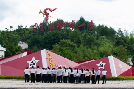 福建宁化淮土镇组织基层党员踏寻凤凰山革命足迹 红色热土淬初心