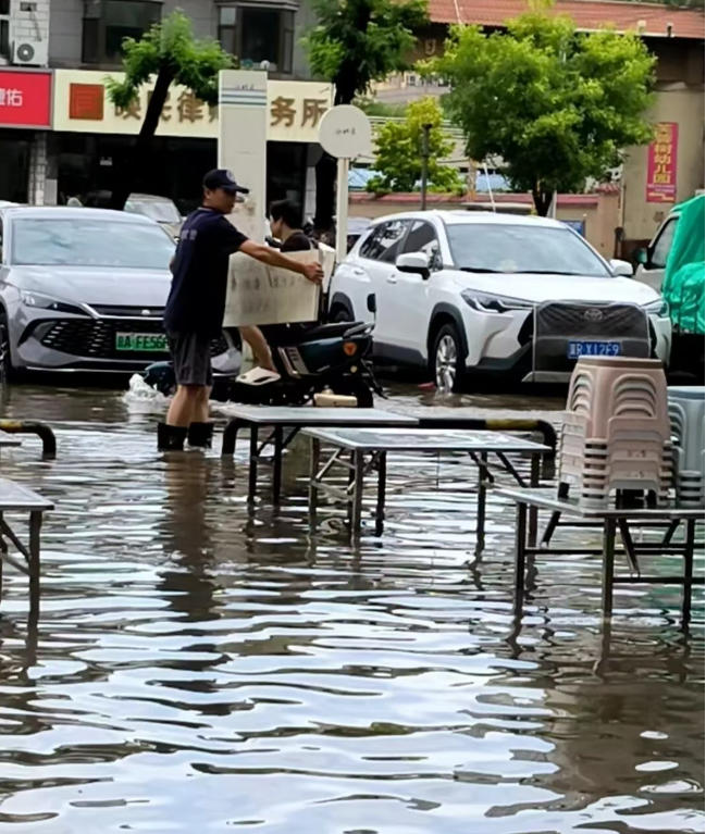 河北三河二百余名义警暴雨中守护城市平安