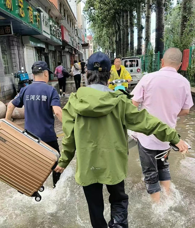 河北三河二百余名义警暴雨中守护城市平安