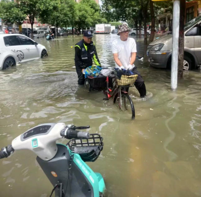 河北三河二百余名义警暴雨中守护城市平安