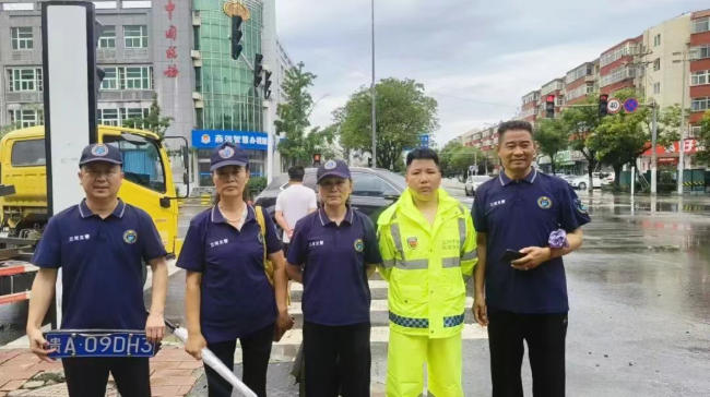 河北三河二百余名义警暴雨中守护城市平安