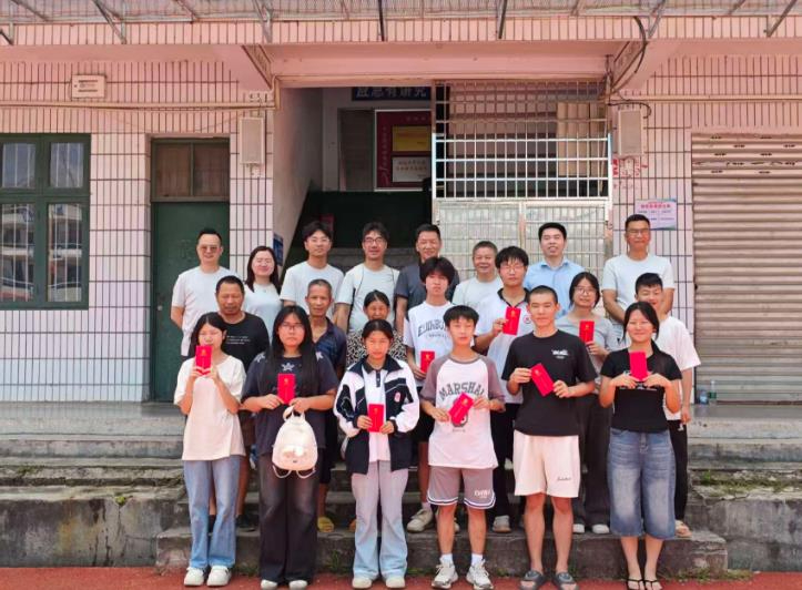 沪上乡情暖故园 爱心助学润桃李 - 上海邵东商会&ldquo;海上昭阳&rdquo;慈善基金资助邵东七中困难学子