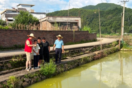 福建龙岩永定：迷彩守故土 防溺护童心