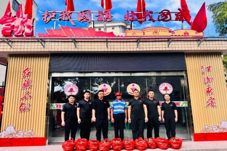 福建龙岩永定：国旗护卫队暖心助农惠乡民