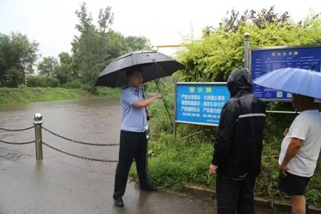 鞍山暴雨转移低洼区群众 铁西公安提前排查安全安置