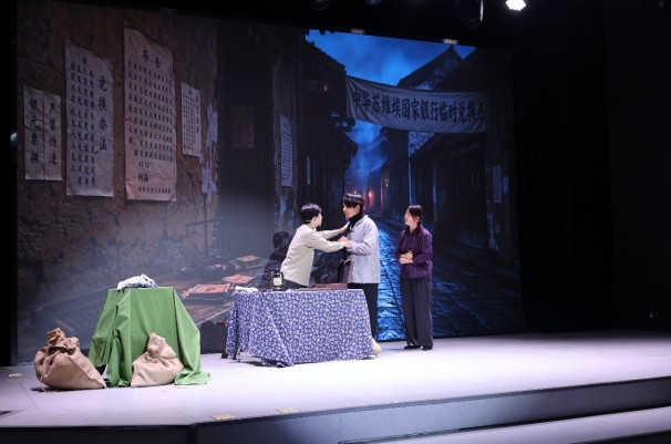 湖南师范大学学生原创红色短剧《一诺千珠》在烈士公园上演