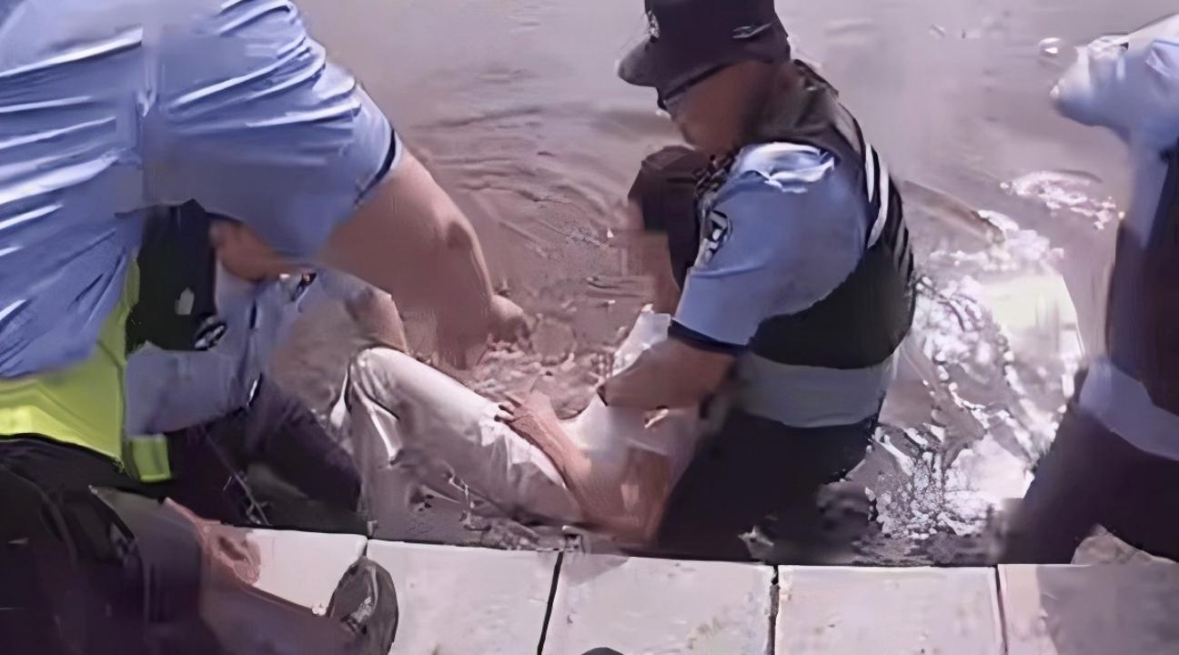 十分钟！&ldquo;公边互派&rdquo;民警成功救下轻生少年
