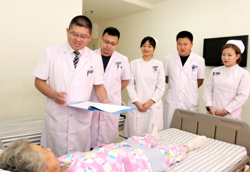 三十载仁心铺就助人路 周扬一双手托起生命与希望的双重暖阳