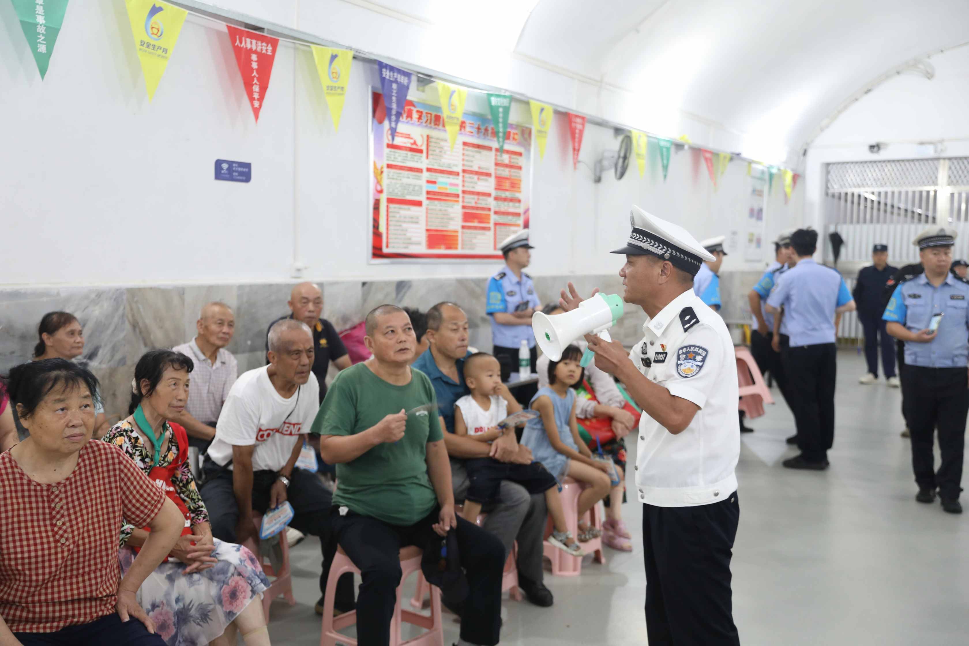 武汉铁警交警联手送课进纳凉点 暑期安全宣传融入市民日常