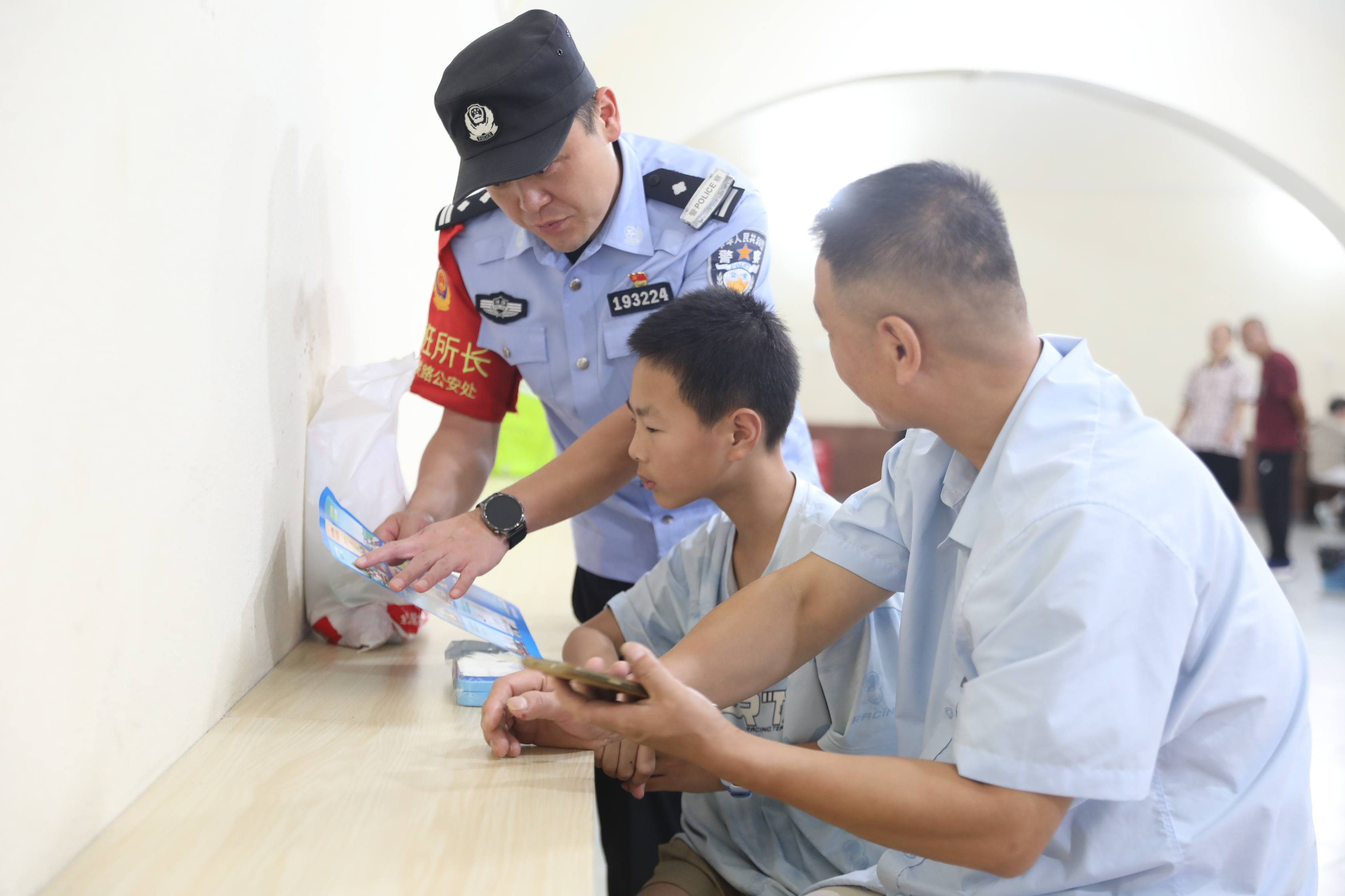 武汉铁警交警联手送课进纳凉点 暑期安全宣传融入市民日常