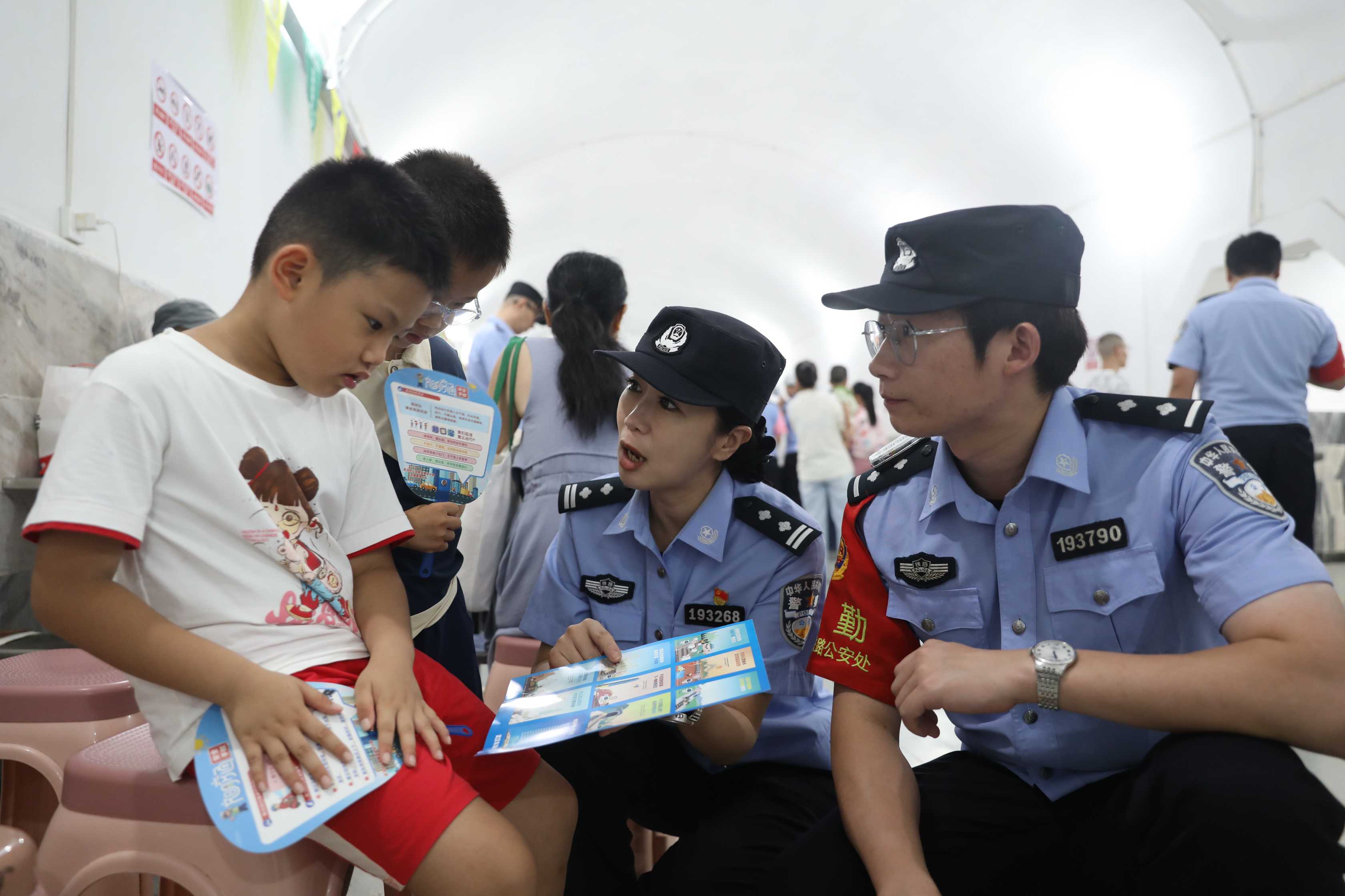 武汉铁警交警联手送课进纳凉点 暑期安全宣传融入市民日常