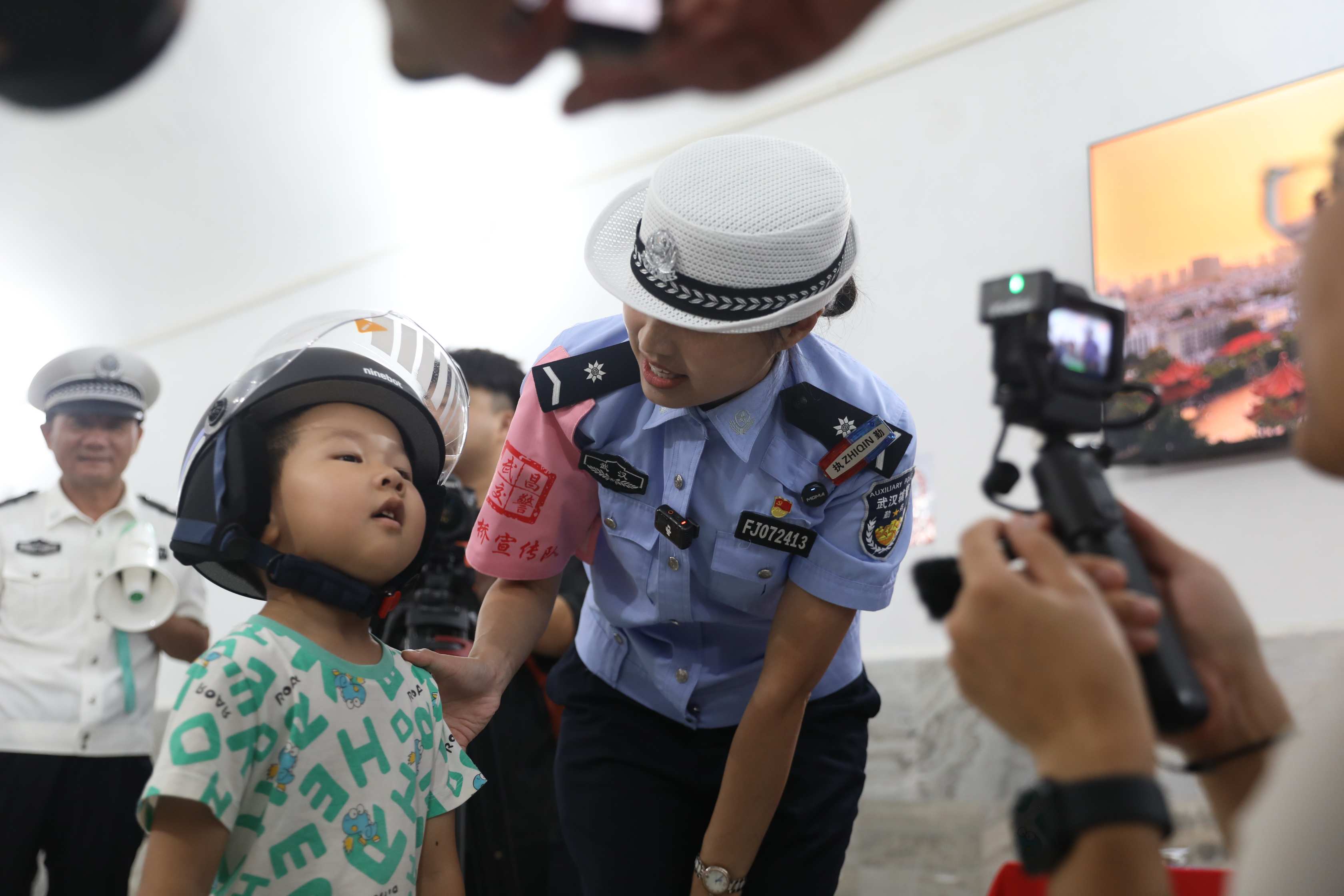 武汉铁警交警联手送课进纳凉点 暑期安全宣传融入市民日常