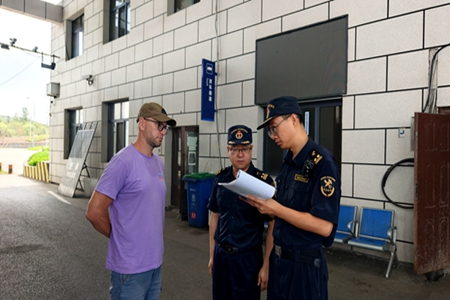 绥芬河公路口岸上半年货运量增8.1% 智能通关卡口压缩单车通关时间
