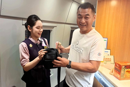 大连客运段动车四队暑运服务升级：就医导图精准指路 彩色标识暖心护航