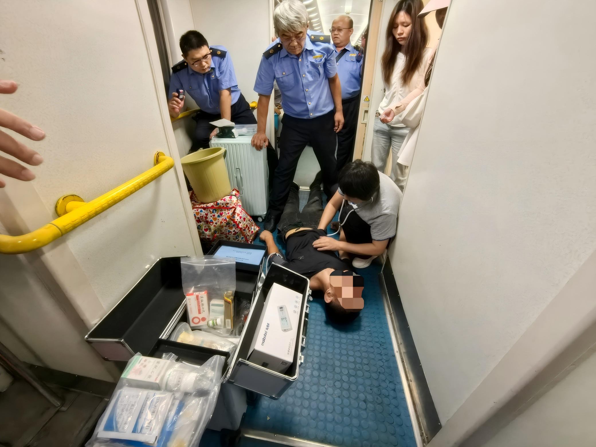K1008次列车紧急救助突发疾病旅客 列车工作人员快速响应化险为夷