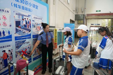 齐齐哈尔老站里的&ldquo;行走课堂&rdquo; 暖心服务护航598名师生研学之旅