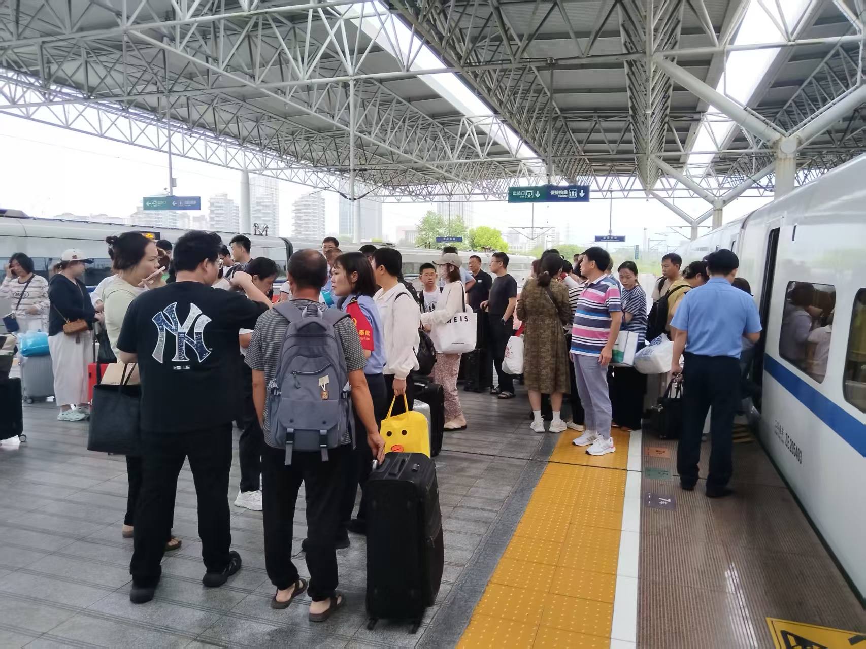 宜昌东站精准施策应对强降雨 保障旅客出行