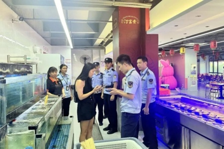 福建长汀夜间突查肉制品市场 守护夜市&ldquo;舌尖安全&rdquo;