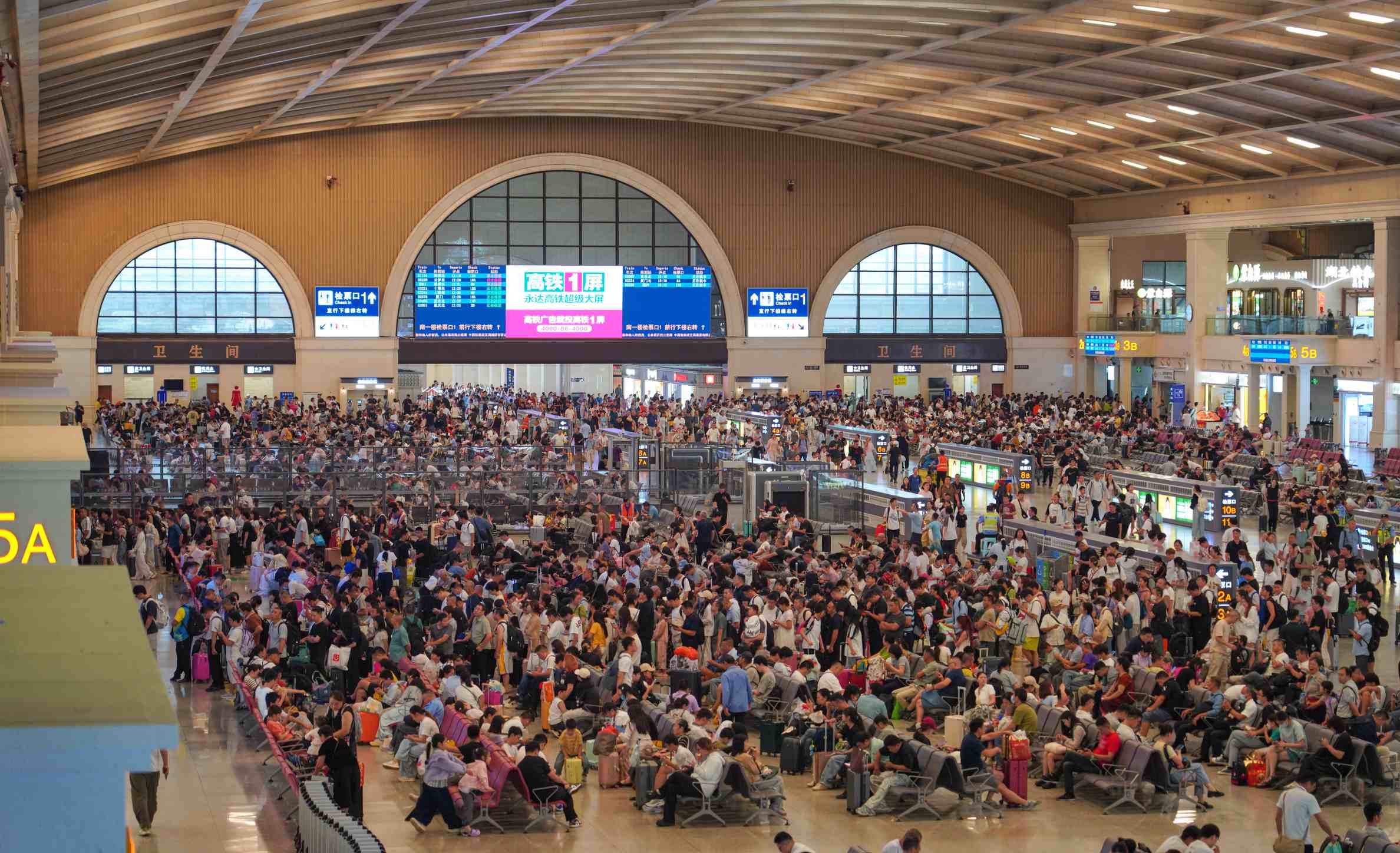 暑期抵汉客流高位运行 周末到站人次堪比春运