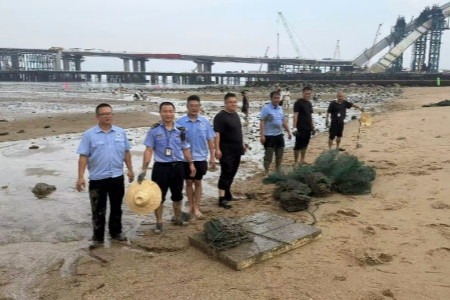 福建厦门开展近岸滩涂专项清障行动 守护碧海银滩生态岸线