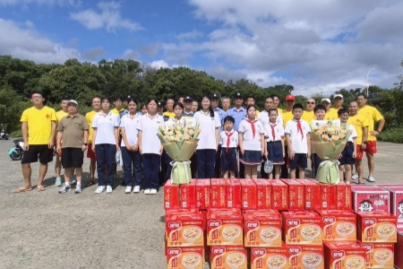 鲜花送卫士 温情满溪岸：福安慰问富春溪畔水上救护志愿服务队