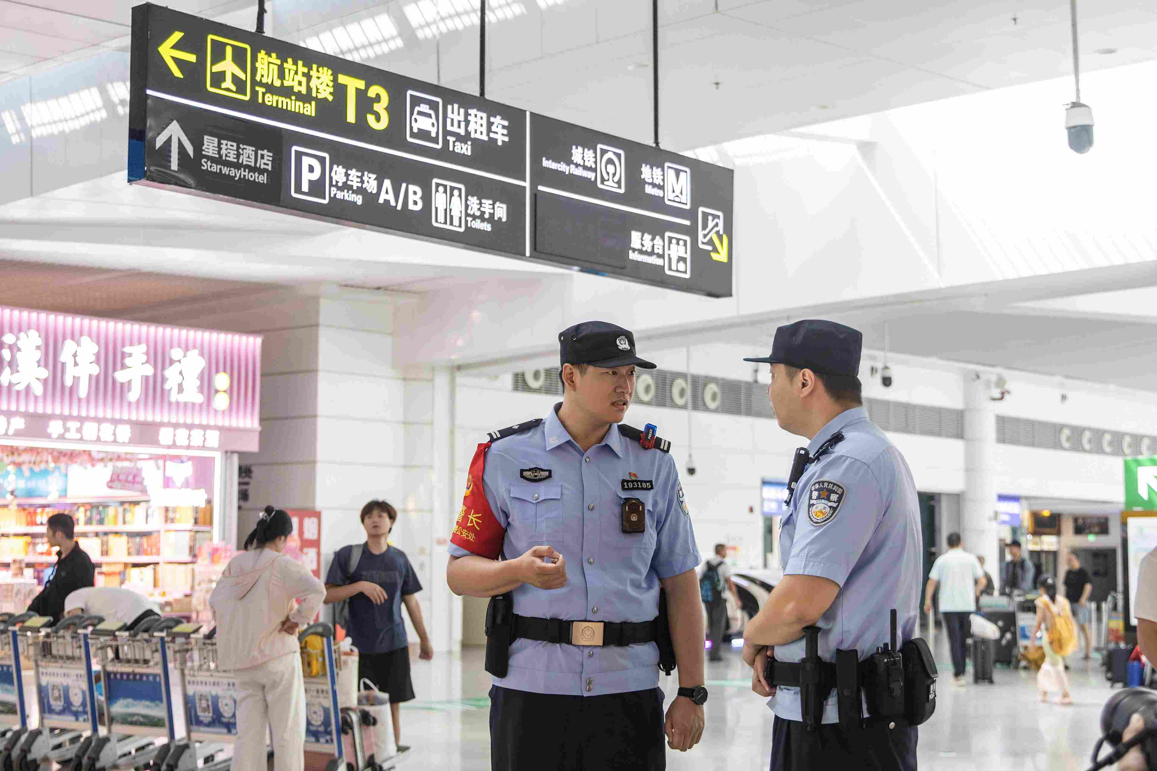 跨越空铁护学路 藏蓝身影映初心 - 开学季武汉警方联动护航百万学子平安返校