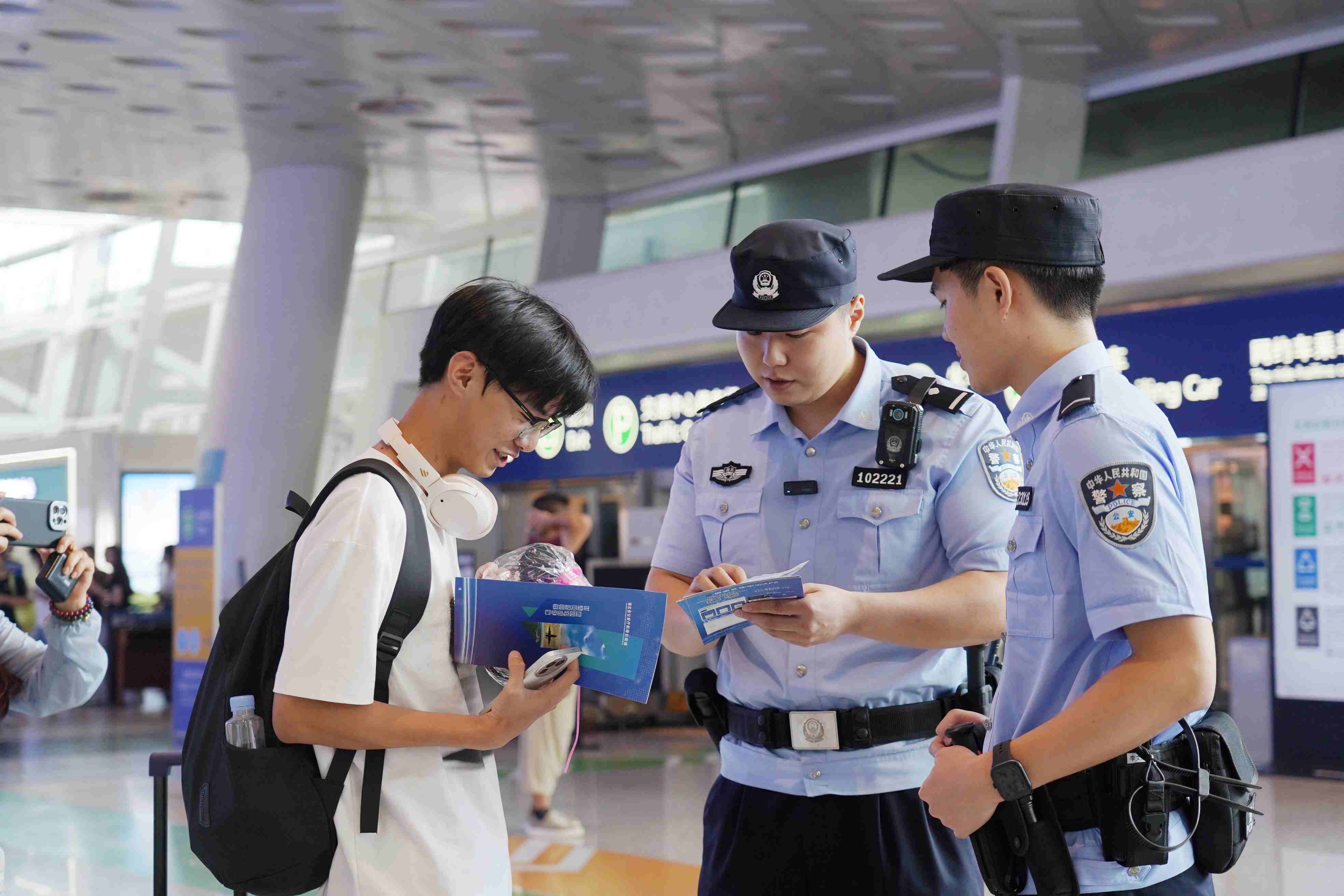 跨越空铁护学路 藏蓝身影映初心 - 开学季武汉警方联动护航百万学子平安返校