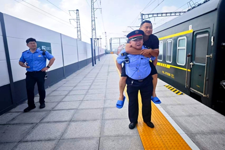 党旗引领千里铁道 温情服务一路同行 - 大连客运段K715次列车党建工作纪实