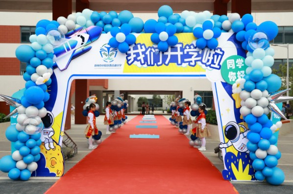 开学首日见闻：祖辈送学，秋雨中的殷殷牵挂
