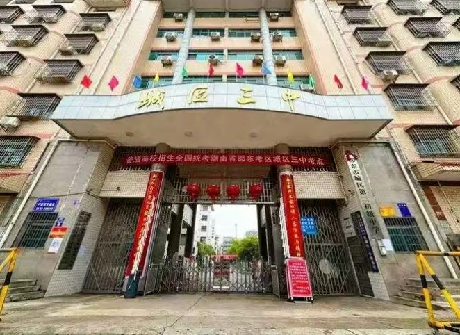 二十七载扎根讲坛 一位中学校长的立德树人实践